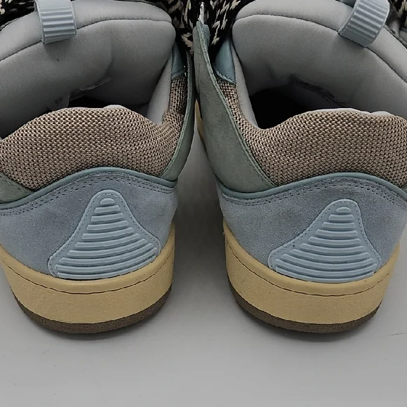 Stylish High-Top Sneakers with Bold Laces USED 1X